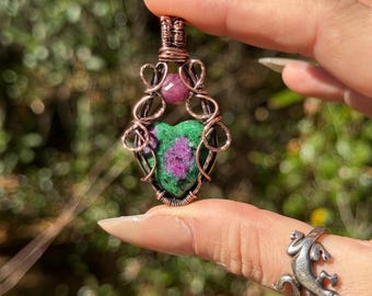 Walentynki - Wisiorek w kształcie serca z rubinem w zoisycie wykonany z miedzianego drutu