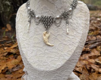 Szczęka piżmaka i perła – elegancki naszyjnik kolczugowy