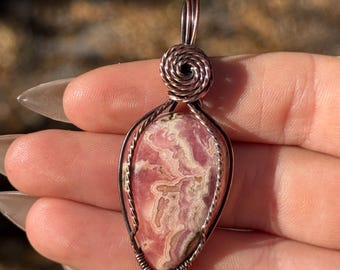 Rodochrozyt w wisiorku owiniętym drutem miedzianym