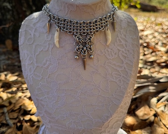 Obroża kolczasta z zębami kojota inspirowana wikingami