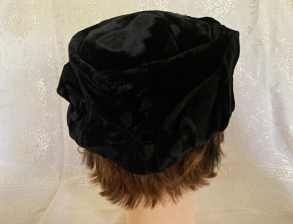 Vintage 1930s hand-sewn black velvet pillbox hat … - image 4