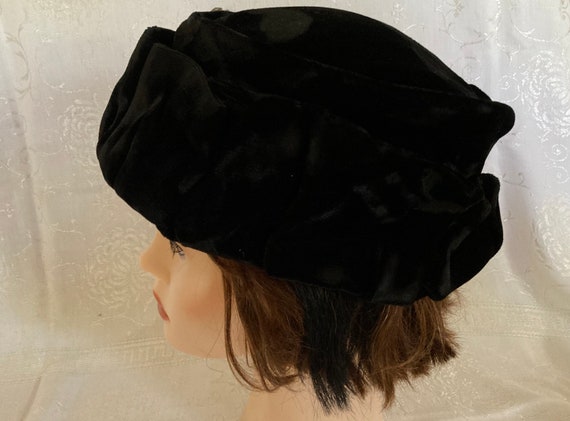 Vintage 1930s hand-sewn black velvet pillbox hat … - image 3