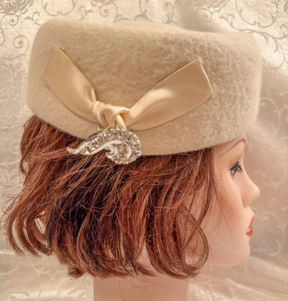 Chic Bon Marche Vintage 1950s Italian Cream Wool Felt  display picture 1