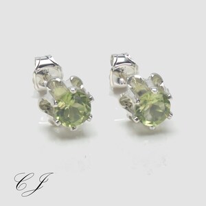 Pendientes de peridoto, pendientes verdes, joyas de boda con piedra de nacimiento de agosto