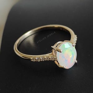 Natürlicher äthiopischer Opal- und Diamantring, 14K solider Gelbgoldring, Oktober Geburtsstein, zierlicher Opal-Diamantring, Opalschmuck, Geburtstagsgeschenk