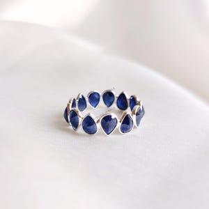 Anillo de eternidad con zafiro azul natural, engaste de oro blanco macizo de 14 quilates, piedra natal de septiembre.