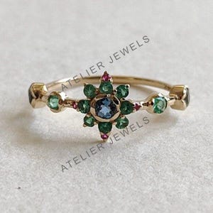 Anello in oro giallo massiccio 14 carati con pietre multiple, topazio blu di Londra naturale, rubino e smeraldo.