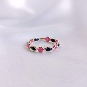 Anillo de oro amarillo macizo de 14 quilates con zafiro azul natural y rubí, delicado anillo apilable con engaste biselado.