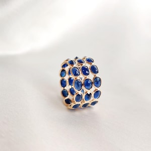 Anillo de eternidad de oro amarillo macizo de 14 quilates con zafiro azul natural, apilable. Piedra natal de septiembre.