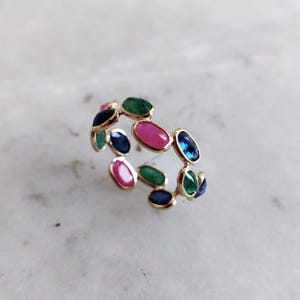 Anillo de eternidad con esmeralda natural, rubí y zafiro, engaste de oro amarillo macizo de 14 quilates con múltiples piedras.