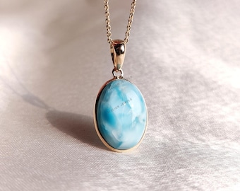 Colgante con engaste de larimar natural, oro amarillo macizo de 14 quilates, piedra de nacimiento de febrero y marzo.