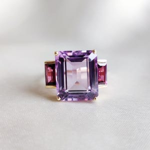Anel em ouro amarelo maciço 14K com ametista rosa natural e granada rodolita, corte esmeralda.