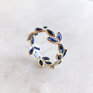 Anillo de eternidad de oro amarillo macizo de 14 quilates con zafiro azul natural talla marquesa, piedra natal de septiembre.