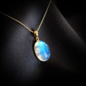 Natürlicher Regenbogen Mondstein Anhänger, 14K Solid Gold Blau Mondstein Anhänger, Gelbgold Oval Mondstein Lünette Anhänger, Juni Birthstone Anhänger