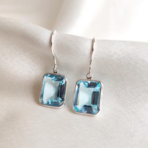 Natürliche Himmel Blau Topas Ohrringe, 14K Solid Weißgold Topas Ohrringe, Dezember Geburtsstein, Lünetten Ohrring, Weihnachtsgeschenk, Blautopas Schmuck