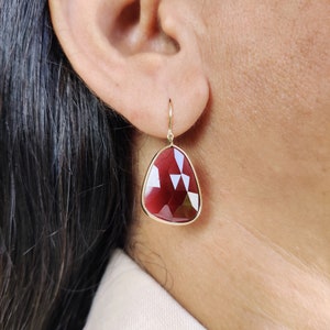 Orecchini in granato rodolite naturale, orecchini in oro giallo massiccio 14K, orecchini con castone, pietra portafortuna di gennaio, orecchini pendenti, regalo di Natale