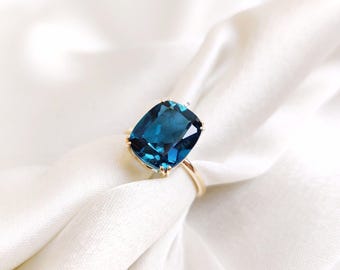 Anello con topazio blu di Londra naturale, in oro giallo massiccio 14 carati, taglio a cuscino.