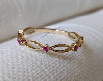 Bague fine rubis naturel, or jaune massif 14 carats, pierre de naissance juillet