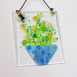 Fused Glass Daisy Suncatcher: Handmade Bee & Flower Garden Decor