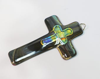 Peut inclure: Une croix en verre noir avec un motif iridescent doré au centre. La croix a une petite boucle en haut pour l'accrocher.