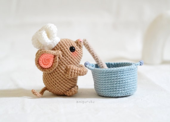 Cute mouse and summer accessories amigurumi pattern 