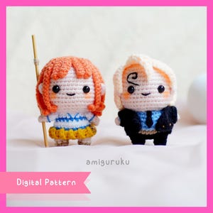 Könnte beinhalten: Zwei gehäkelte Amigurumi-Puppen, eine mit orangefarbenem Haar und einem blau-gelb gestreiften Shirt, die andere mit blonden Haaren und einem schwarzen Anzug und einer blauen Krawatte. Die Puppen stehen auf einer weißen Oberfläche. Der Text "Digital Pattern" ist in der linken unteren Ecke des Bildes sichtbar.