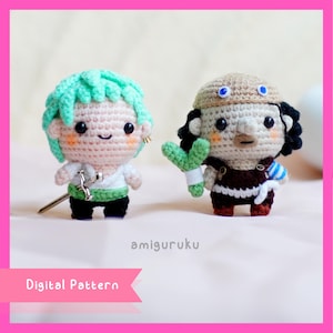 Könnte beinhalten: Zwei gehäkelte Amigurumi-Figuren, eine grüne mit einem Schwert und eine braune mit einer grünen Pflanze. Die Figuren haben große Augen und lächelnde Gesichter. Der Text "amigurumi" und "Digitales Muster" ist unter den Figuren sichtbar.