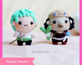 Op de afbeelding: Twee gehaakte amigurumi-figuren, een groene met een zwaard en een bruine met een groene plant. De figuren hebben grote ogen en glimlachende gezichten. De tekst "amigurumi" en "Digitaal patroon" is zichtbaar onder de figuren.