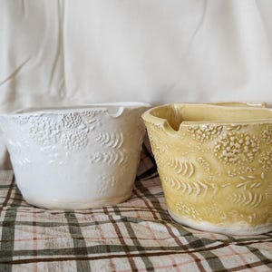 Taza de acuarela de cerámica de doble pared con relieve de diente de león, hecha a mano, con soporte para pinceles