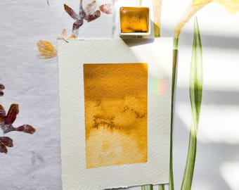 Handgefertigte gelbe Eisenoxid-Aquarellfarbe: Granulieren im halben Topf