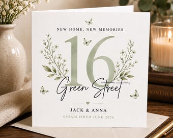 Può includere: Un biglietto d'auguri quadrato bianco con il testo NEW HOME, NEW MEMORIES, il numero 16 e le parole Green Street in corsivo nero. Il design include fogliame verde ad acquerello, piccole farfalle e i nomi JACK & ANNA.