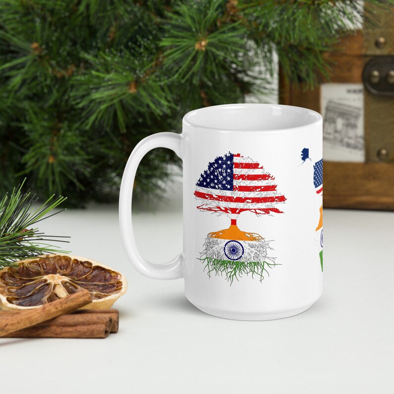 Op de afbeelding: Witte keramische mok met een boomontwerp met de Amerikaanse vlag als boomkroon en de Indiase vlag als wortels.