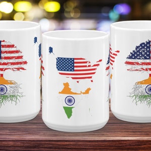Op de afbeelding: Drie witte keramische mokken met een ontwerp van de Amerikaanse vlag en de Indiase vlag. De Amerikaanse vlag is afgebeeld als een boom met de Indiase vlag als wortels. De middelste mok heeft de Amerikaanse vlag als de omtrek van de Verenigde Staten en de Indiase vlag als de omtrek van India.