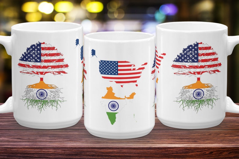 Op de afbeelding: Drie witte keramische mokken met een ontwerp van de Amerikaanse vlag en de Indiase vlag. De Amerikaanse vlag is afgebeeld als een boom met de Indiase vlag als wortels. De middelste mok heeft de Amerikaanse vlag als de omtrek van de Verenigde Staten en de Indiase vlag als de omtrek van India.