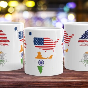Op de afbeelding: Drie witte keramische mokken met een ontwerp van de Amerikaanse vlag en de Indiase vlag. De Amerikaanse vlag is afgebeeld als een boom met wortels in de vorm van de Indiase vlag.
