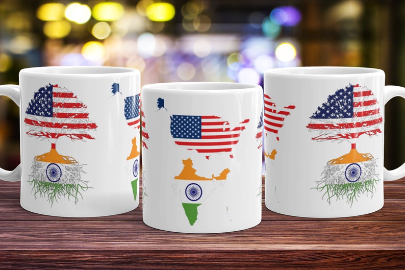 Op de afbeelding: Drie witte keramische mokken met een ontwerp van de Amerikaanse vlag en de Indiase vlag. De Amerikaanse vlag is afgebeeld als een boom met wortels in de vorm van de Indiase vlag.