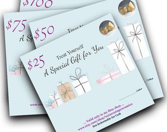 Può includere: Diversi buoni regalo azzurri con valori variabili, tra cui $25, $50, $75 e $100. I buoni presentano illustrazioni di scatole regalo e il testo "Treat Yourself, A Special Gift for You."