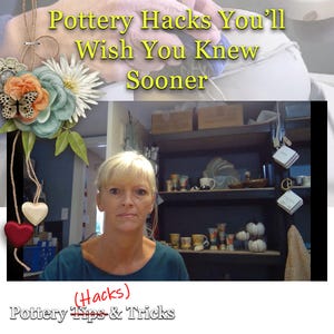 Puede incluir: Miniatura de vídeo con el texto "Pottery Hacks You'll Wish You Knew Sooner" y "Pottery Tips & Tricks". La imagen presenta a una mujer frente a una estantería con objetos de cerámica. Elementos decorativos: flores, mariposas y corazones.