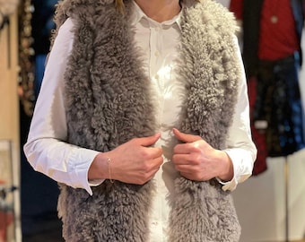 Women's grey lambskin vest, lambskin lining, leather, sustainable, made in Germany, cuddly warm & fashionable