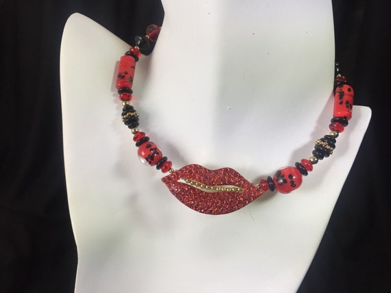 Red lips lampwork choker upcycled with vintage pe… - image 6