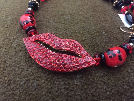 Red lips lampwork choker upcycled with vintage pe… - image 8