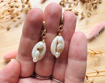 Puka Shell Earrings, Beachy Jewelry, Freshwater Pearl Earrings, Huggie Hoop Jewelry, Trendy Jewelry 2026, Mothers Day Gift Ideas, Boho Chic