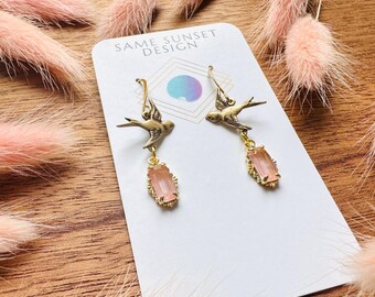 Pendientes de pájaro, joyas de flores, pendientes rosas, joyas Fairycore doradas, joyas de novia, pendientes bohemios chic, regalo de Galentines para amigos.
