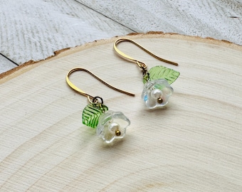 Pendientes de flores de cristal: hojas colgantes de perla de estilo cottagecore