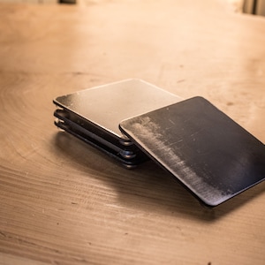 Metall Untersetzer Set, Tasse und Glasuntersetzer für Tische. Untersetzer aus Stahl. Schlichte Untersetzer aus Stahl. Untersetzer, Industrielle Untersetzer, quadratische Untersetzer.
