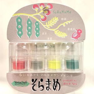 Op de afbeelding: Een set van vier inktkussens in een doorzichtige plastic verpakking. De inktkussens zijn gelabeld met "SoRaMaMe" en zijn in de kleuren rood, groen, geel en blauw. De verpakking is versierd met een bloemmotief en de tekst "そらまめ" (Sora Mame).