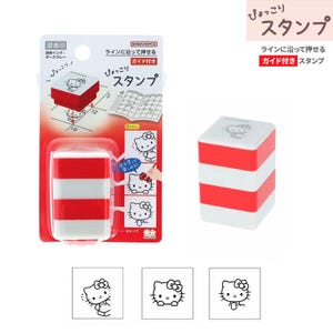 Puede incluir: Un sello cuadrado de Hello Kitty con rayas horizontales alternas en rojo y blanco. El sello presenta una parte superior blanca con un dibujo de línea negra del personaje. El empaque incluye texto en japonés, ilustraciones del sello en uso y tres impresiones de tinta negra que muestran diferentes poses de Hello Kitty.