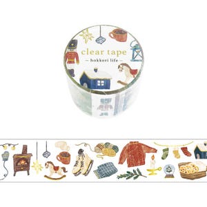 Peut inclure: Un rouleau de ruban adhésif transparent sur le thème de l'hiver. Le ruban présente des illustrations d'une maison, d'un soldat de jouet, d'un cheval à bascule, d'une tasse de chocolat chaud, d'une lanterne et d'une étoile. Le texte sur le ruban est "clear tape - hokkori life - "