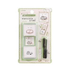 Puede incluir: Una taza de cerámica blanca con un asa negra y el texto "But First, Coffee" en negro, con una fuente de estilo manuscrito. La taza está sobre una superficie blanca.