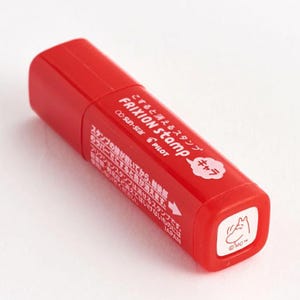 Puede incluir: Sellos de plástico rojo con el texto "FRIXION stamp" y "キャラ" en japonés. El sello presenta un perro de dibujos animados con un globo de diálogo. El texto "こすると消えるスタンプ" también es visible en el sello.